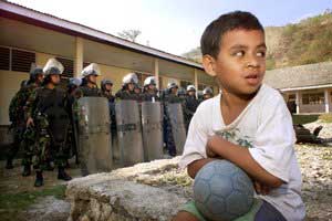 DILI - Indonesische oproerpolitie staat voor het kantoor van de VN- missie in de Oost-Timorese hoofdstad Dili. Volgens een woordvoerder staan de VN 
