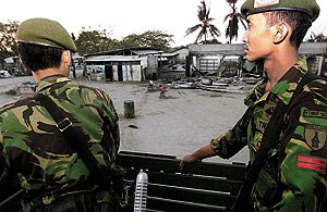 Indonesische militairen begeleiden een delegatie van de VN- Veiligheidsraad