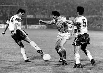 Marco van Basten in duel met twee spelers van Portugal tijdens de kwalificatie voor het EK '92 (foto: NRC Handelsblad, Michael Kooren)