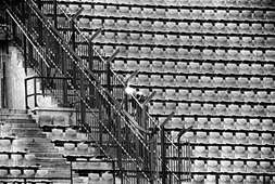 De verschillende supportersvakken van stadion De Kuip worden door stevige hekken van elkaar gescheiden (Foto: NRC Handelsblad, Rien Zilvold)