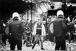 Feyenoord-fans raakten op 25 april 1999 in Rotterdam slaags met de ME.(Foto: Bas Czerwinski)