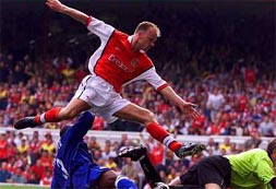 Bergkamp in actie voor zijn club Arsenal (Foto: Reuters)