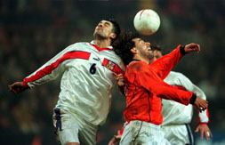 Van Nistelrooy in duel met Petr Gabriel (Foto: NRC Handelsblad, Robert Vos)