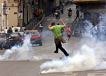 Een Engelse supporter in het centrum van Marseille vlucht voor traangas (Foto: Reuters).