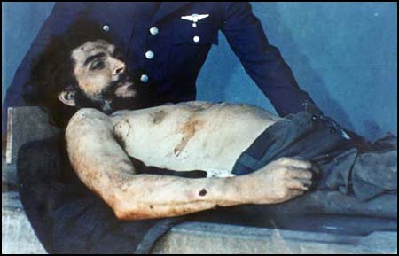 foto van Che, liggend op een 
wastafel in het ziekenhuis van Vallegrande
