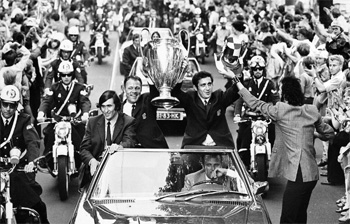 Amsterdam, 3 juni 1971. Ajax toont de Europa Cup. Op de auto v.l.n.r.: Swart, Michels en Vasovic (Foto: Nationaal Fotopersbureau).