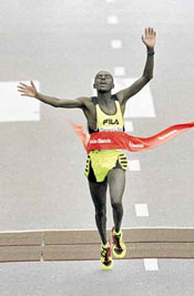 De Keniaan Japhet Kosgei komt als winnaar over de finish van marathon van Rotterdam. Foto Robert Vos.