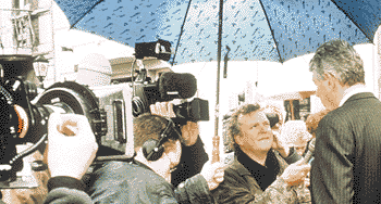 Wim Kok voor de camera van het NOS-journaal, op het heetst van de verkiezingsstrijd