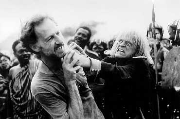 Klaus Kinski dreigt regisseur Werner Herzog de keel af te snijden tijdens de opnamen van Cobra Verde