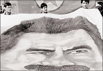 Aanhangers Öcalan met spandoek met zijn beeltenis