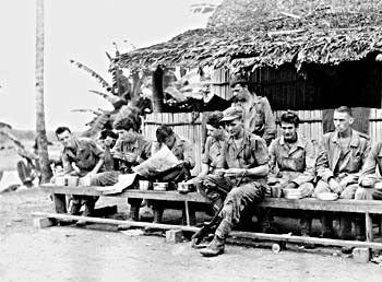 Nederlandse militairen in 1962 op Nieuw Guinea. Toen nog een kolonie, tegewoordig onder de naam Irian Jaya deel van Indonesië