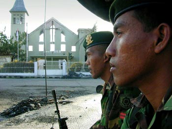 Twee soldaten van het Indonesische leger bewaken een christelijke wijk op Ambon (Foto: AP).