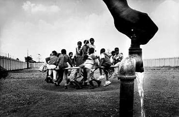 Kinderen op de draaimolen in Daveyton, Zuid-Afrika.