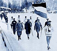 St. Moritz, 1928. De Nederlandse ploeg bij de openingsceremonie.