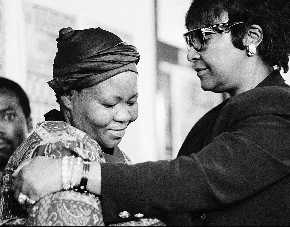 Winnie Mandela omhelst de 
moeder van Stompie Seipei