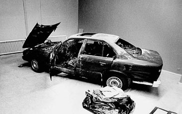 De opgeblazen auto van Rob Scholte werd in januari 1995 
tentoongesteld op de expositie 'Bits and Pieces' in sociëteit Arti in Amsterdam.