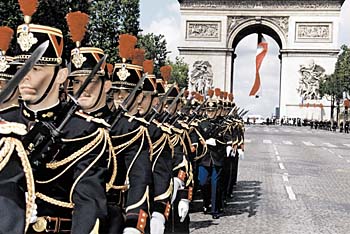 De infanterie van de garde op wacht op de Champs Elysee, met de 'kleine maar venijnige' bajonet op het geweer. (Foto Garde Republicane/V.P.C.)