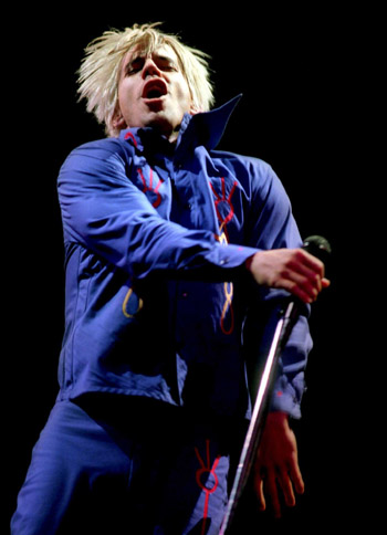 Anthony Kiedis van de Red Hot Chili Peppers tijdens het optreden in de Statenhal in Den Haag (Foto: Lex van Rossen)