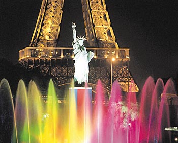 Ook Parijs heeft zijn Statue of Liberty, en wel aan de voet van de Eiffeltoren. (Foto AP)