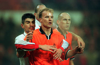 Dennis Bergkamp en Jaap Stam; twee belangrijke basisspelers van Oranje (Foto: NRC Handelsblad, Robert Vos).