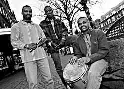 Leden van de Antilliaanse groep Simbagwe Tambu in Rotterdam. (Foto Bas Czerwinski)