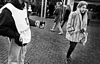 Een collectant van 'Proefdier Vrij' op de Lijnbaan in Rotterdam