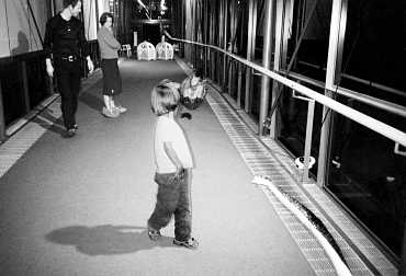 Nachtelijke voorbereiding voor de video 'Hit them where they least expect it' in de loopbrug van het Leidse museum Naturalis (1999)