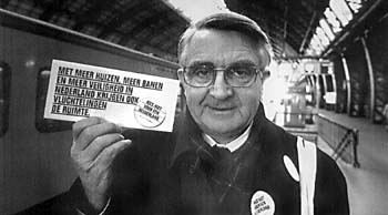 1994 - Als voorzitter van Vluchtelingenwerk geeft Scholten het startschot voor de actie 'Kies niet voor een Neederland'