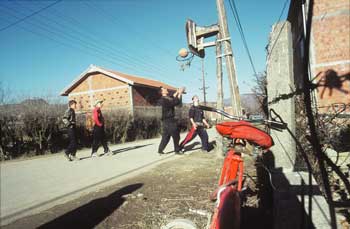 Albanese kinderen voetballen niet meer op de weg waar ook Serviërs langskomen, maar op de moslimbegraafplaats.