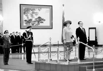 Koningin Beatrix en de Chinese president Jiang Zemin luisteren naar het spelen van de volkliederen tijdens de ontvangstceremonie in Peking. (Foto NRC Handelsblad/Vincent Mentzel)